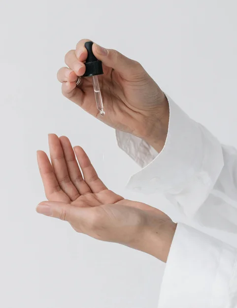 Gotas aplicándose en la mano