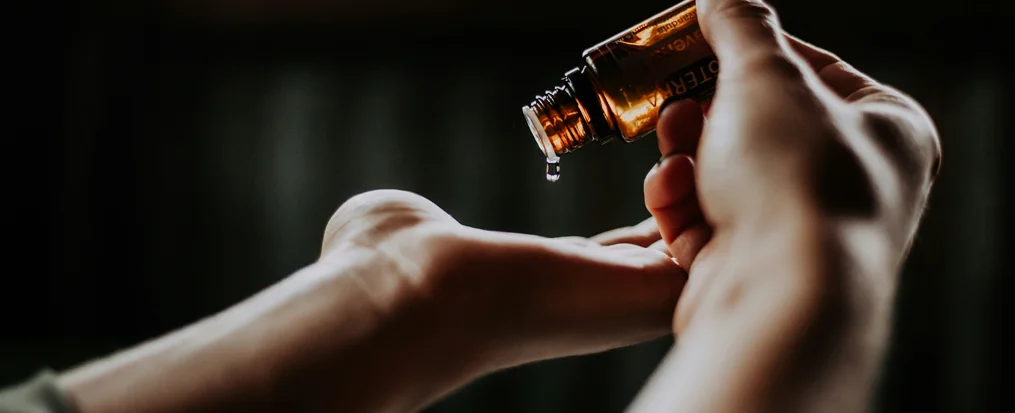 Gotas aplicándose en la mano