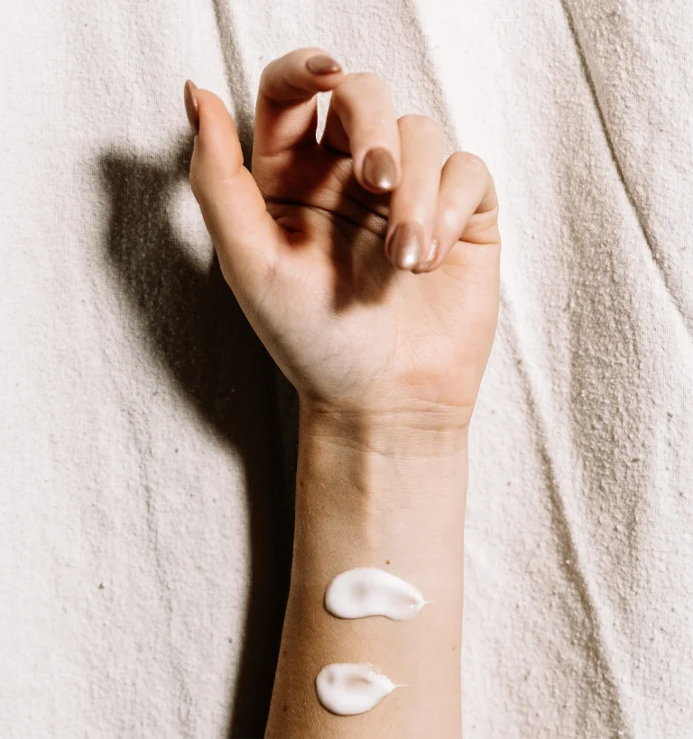 11. Mano con crema cosmética